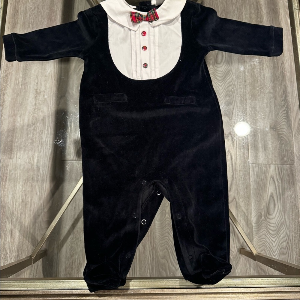 Baby clothes 
Suit/Tuxedo baby Onesie /romper size 3-6months.